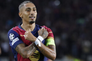 Raphinha bày tỏ lòng tri ân trên sân sau cú ăn ba cùng Barcelona
